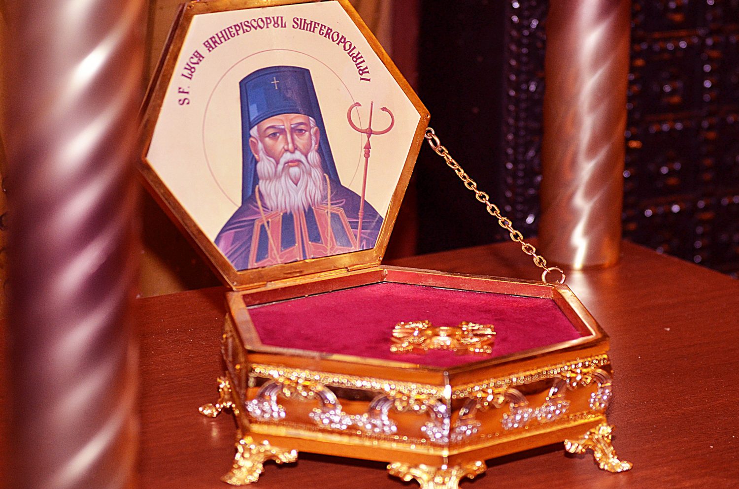 racla-cu-moastele-sfantului-luca